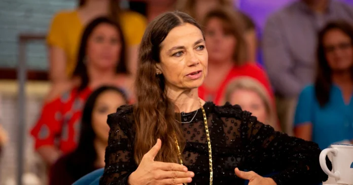 Justine Bateman’s Call to Young Voters: Think for Yourself, Reject Political Panic