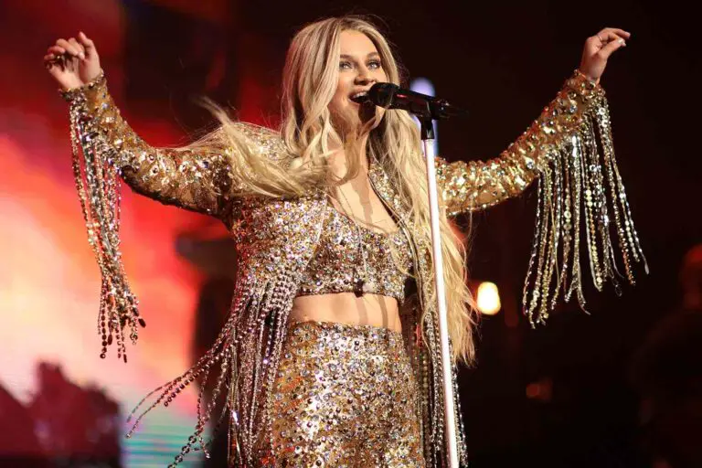 Kelsea Ballerini's Graceful Wardrobe Save During Concert