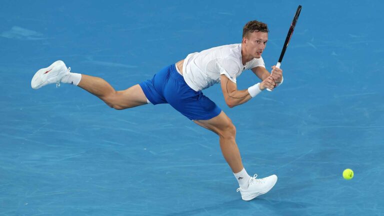 Jiri Lehecka Shines at Queen’s Club 2025