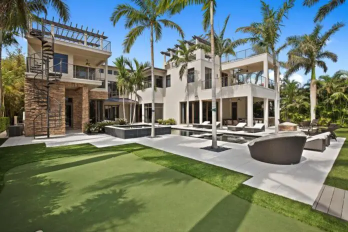Where does Rory McIlroy live