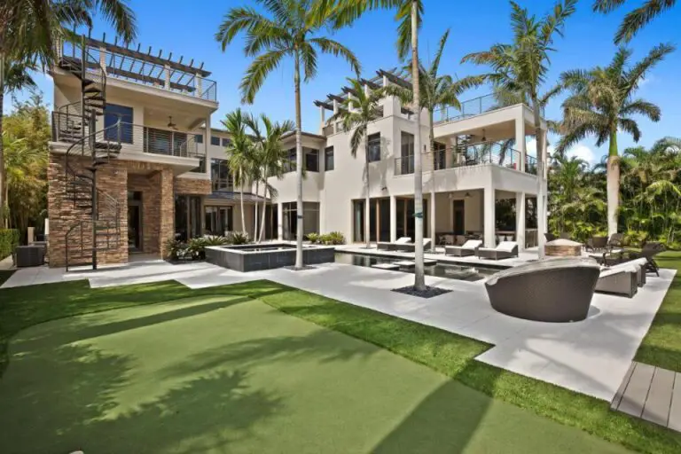 Where does Rory McIlroy live